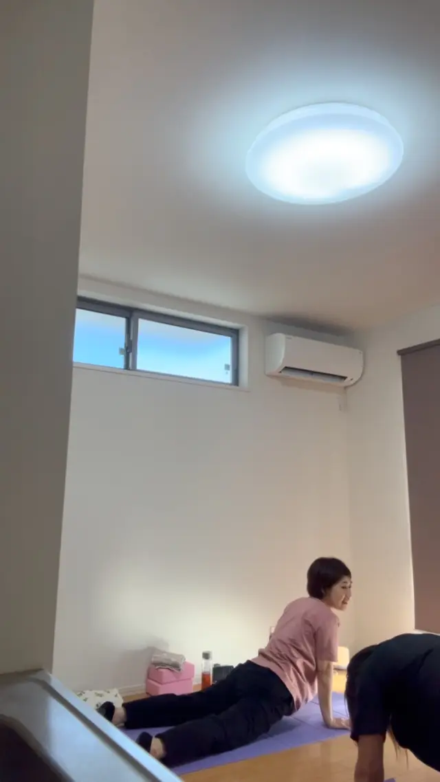 【楽しいヨガ教室】レッスン風景🤗
今回のレッスンは爽やかなアロマの香りと共に🍋手取り足取り教えていただき体の芯からほぐれるような心地良い時間でしたー🧘‍♀️

8月のヨガ教室は
8/7（木）①9時20分②9時40分
8/21（木）①9時20分②9時40分
8/23（土）①15時20分②16時40分

お問い合わせ先
　@tanoshiiyoga.aya 

#レンタルスペース
#レンタルスペース宝塚
#宝塚ヨガ教室
#ヨガ教室
#楽しいヨガ
#ヨガ
#ヨガレッスン