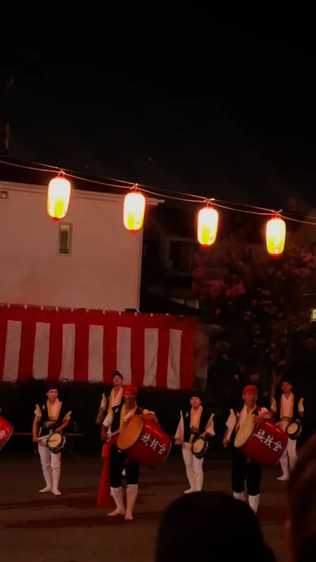 夏祭り🏮
地域のお祭りへ
夏祭りの最後を飾る沖縄エイサー🤗

エイサーを見ると夏の終わりを感じて少し寂しい気分になっていたが‥‥この猛暑は10月まで続くらしい😁

この地域は町ごとに夏祭りが沢山あり毎週末、子供達はお祭りに出かけていきます☺️レンタルスペース宝塚のある御所の前町はお盆の時期にあります🤗今年も焼き鳥を焼くのと（毎年我が家は焼き鳥担当）盆踊りにも参加したので写真は撮れず😅楽しんでしまった😄

#レンタルスペース宝塚#宝塚市 #宝塚市ママ#沖縄エイサー #夏祭り